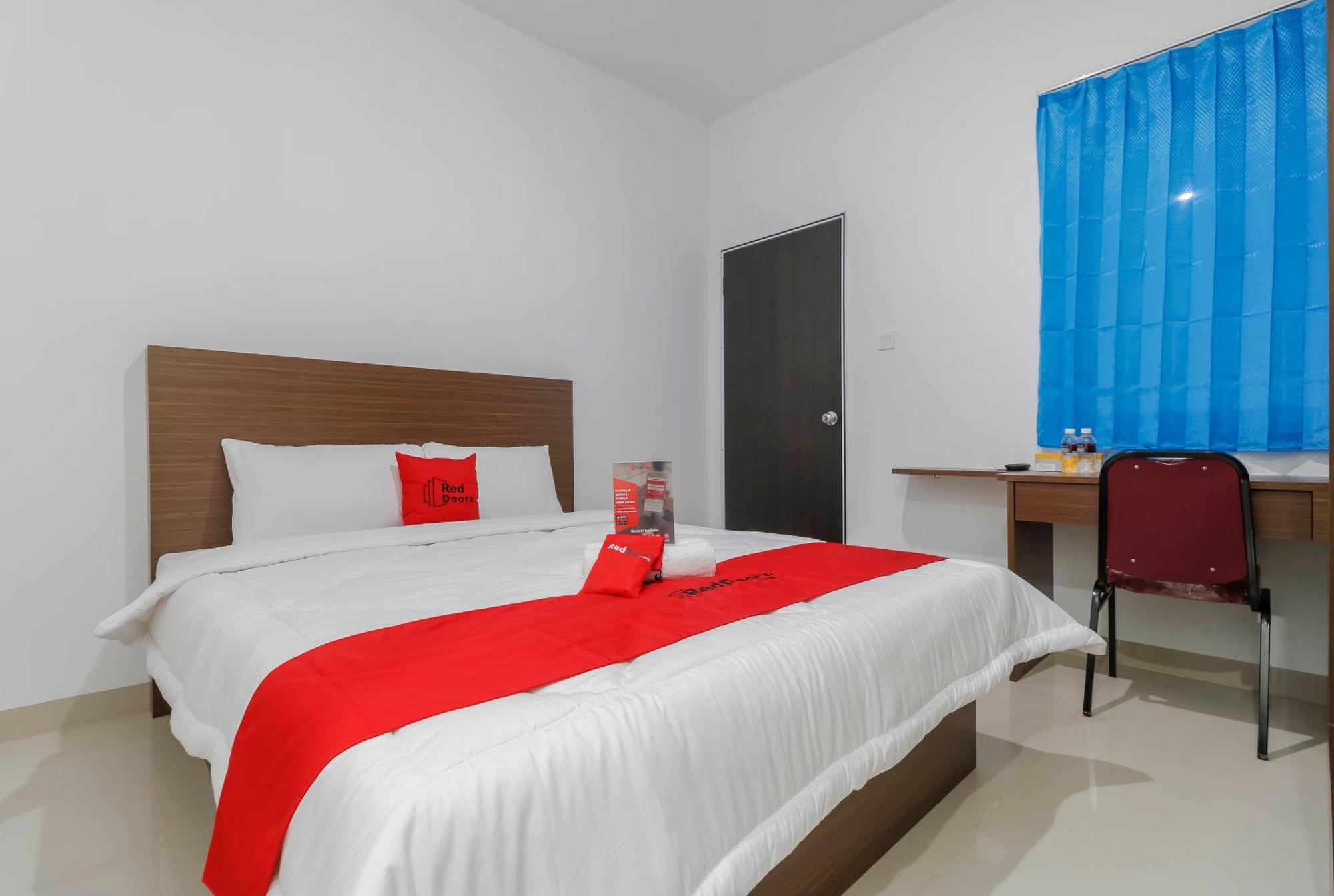 Hotel Reddoorz Near Kepri Mall 3*