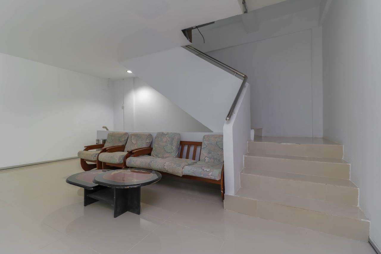 Hotel Reddoorz Near Kepri Mall 3*