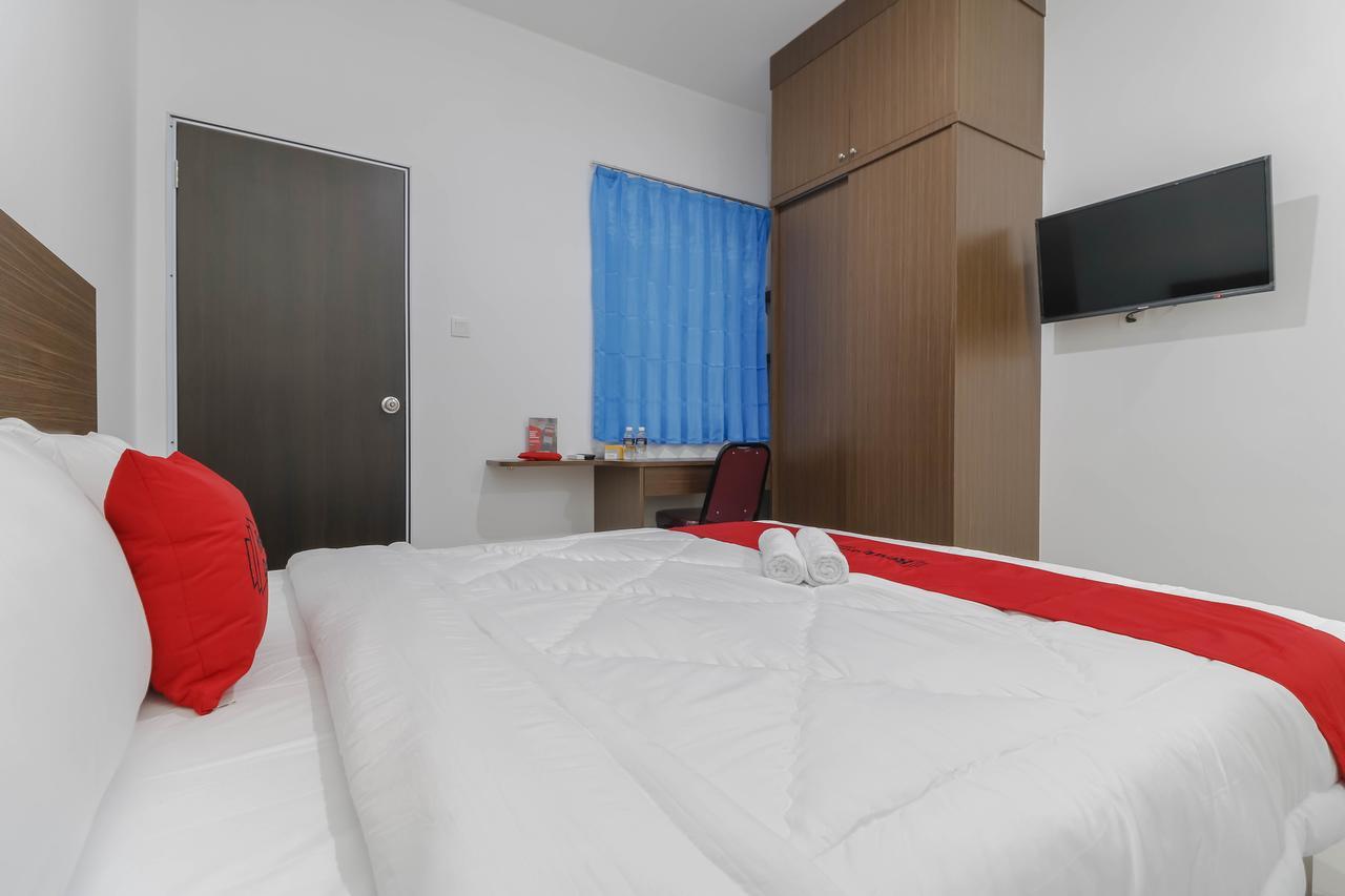 Hotel Reddoorz Near Kepri Mall 3*